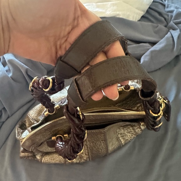 Chloe Textured Brown Shoulder Bag - Picture 9 of 10